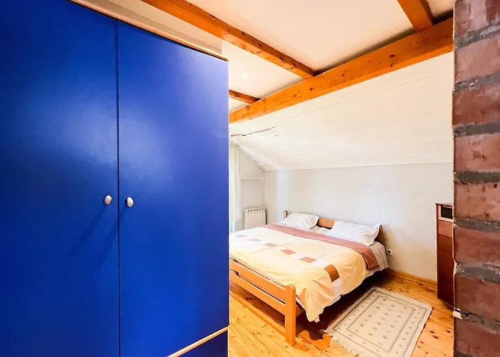 Wood & Light Loft - Private Parking Apartment