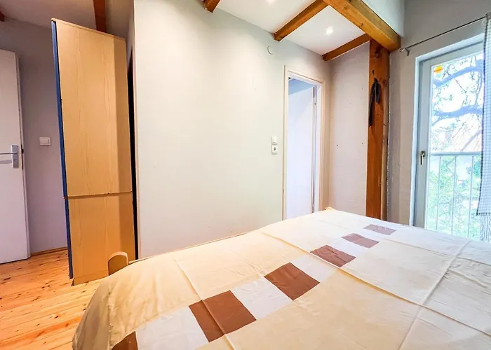 Wood & Light Loft - Private Parking Apartment